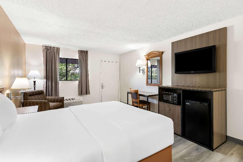 Quality Inn Middleburg Heights Cleveland Airport image