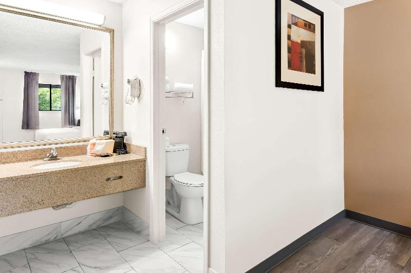Quality Inn Middleburg Heights Cleveland Airport image