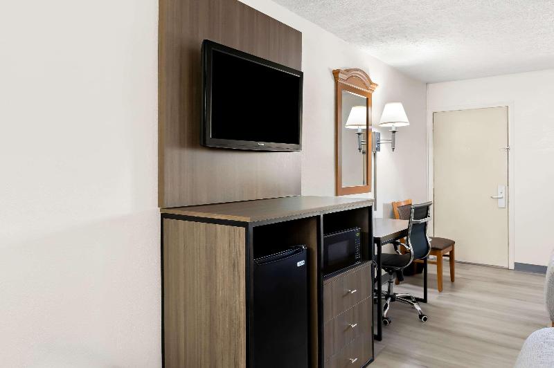 Quality Inn Middleburg Heights Cleveland Airport image
