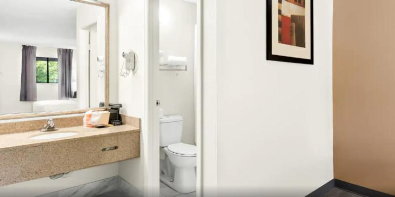 Quality Inn Middleburg Heights Cleveland Airport image
