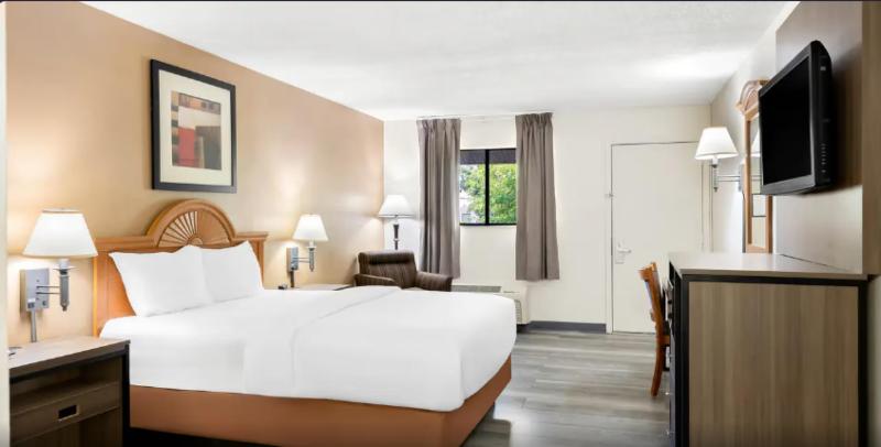 Quality Inn Middleburg Heights Cleveland Airport image