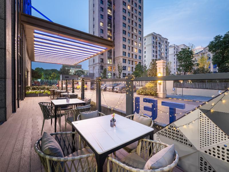 Novotel Shanghai Jingan image