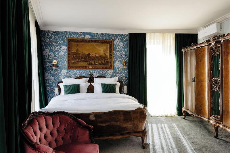 Ateneea Luxury Rooms image
