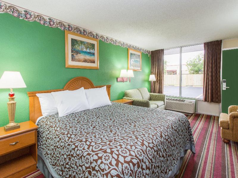 Days Inn by Wyndham Fort Myers image