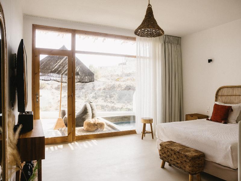 SUITE WITH PRIVATE POOL — photo 9