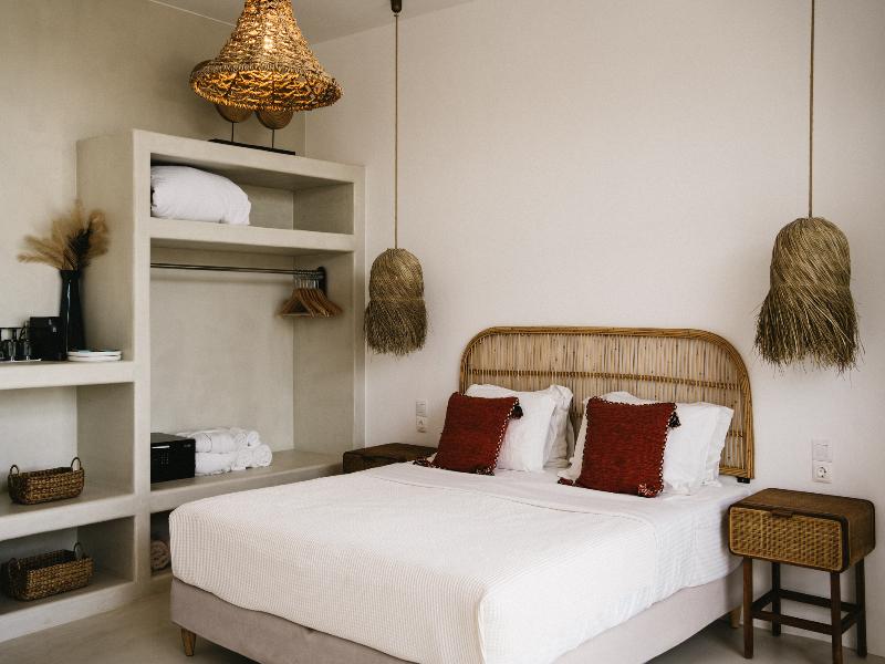 SUITE WITH PRIVATE POOL — photo 11
