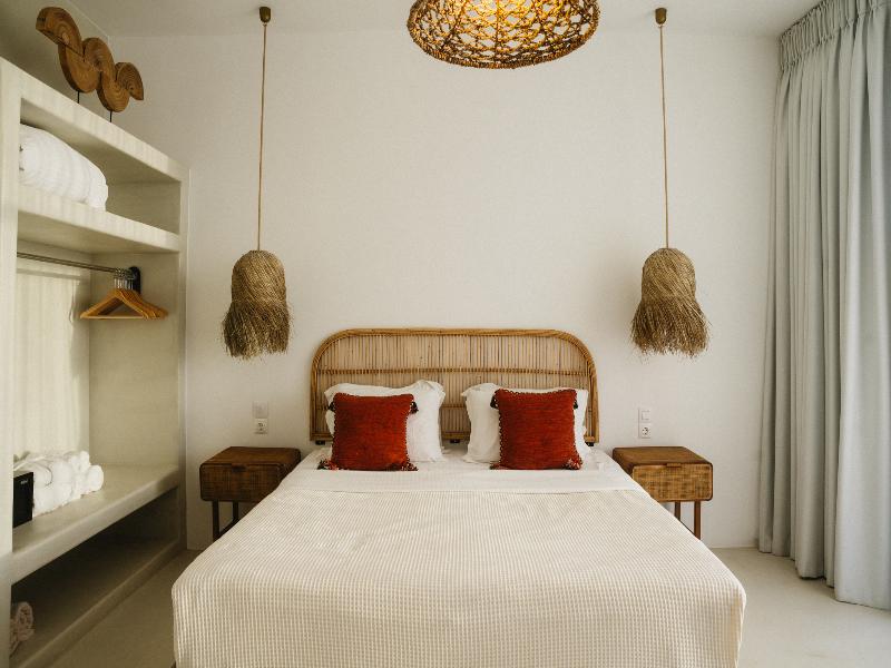 SUITE WITH PRIVATE POOL — photo 13
