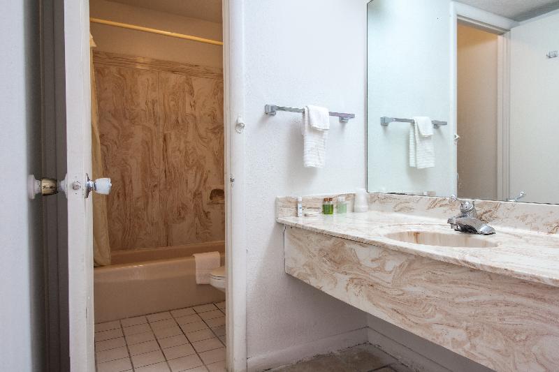 American Best Inn By I-35 Perry — photo 52
