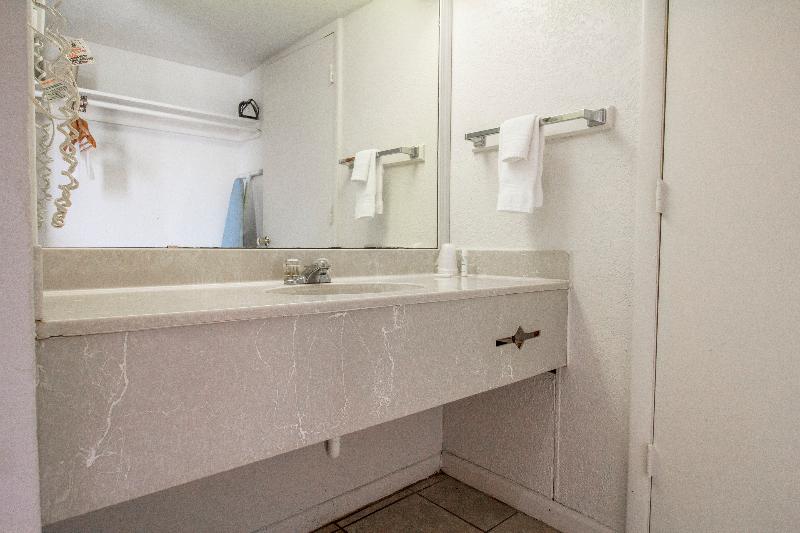 American Best Inn By I-35 Perry — photo 36
