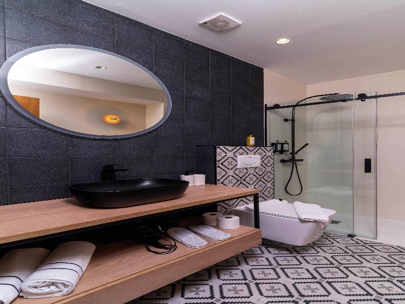 Blue Marina Suites Boutique Apartments image