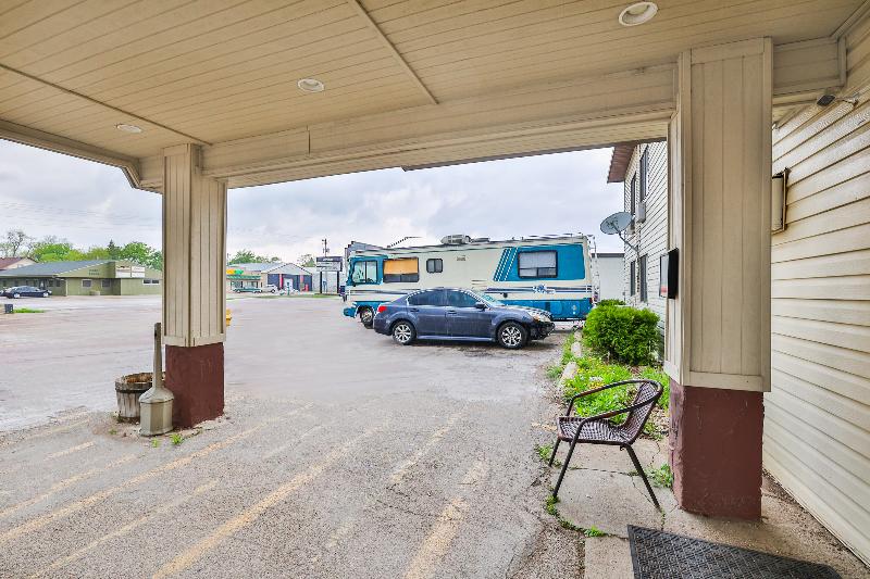 OYO Hotel Pipestone MN, Canterbury Park image