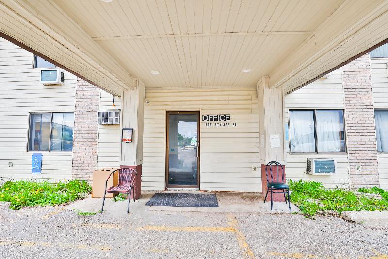 OYO Hotel Pipestone MN, Canterbury Park image