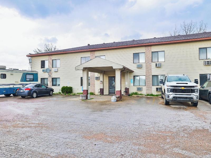 OYO Hotel Pipestone MN, Canterbury Park image