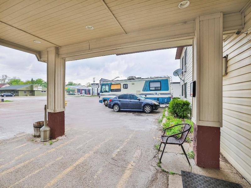 OYO Hotel Pipestone MN, Canterbury Park image