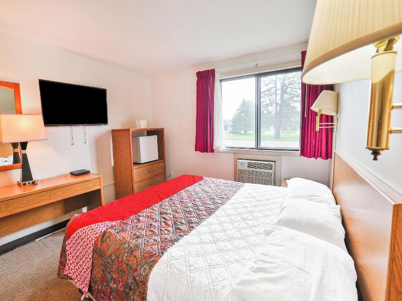 OYO Hotel Pipestone MN, Canterbury Park image