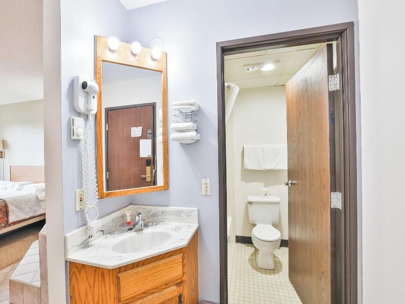 OYO Hotel Pipestone MN, Canterbury Park image