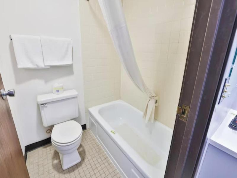 OYO Hotel Pipestone MN, Canterbury Park image