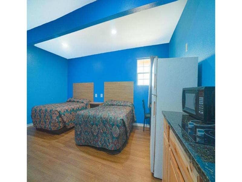 QUADRUPLE TWO QUEEN BEDS NON SMOKING