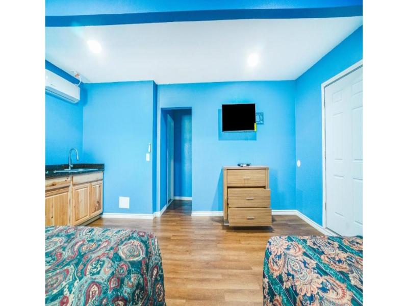 QUADRUPLE TWO QUEEN BEDS NON SMOKING