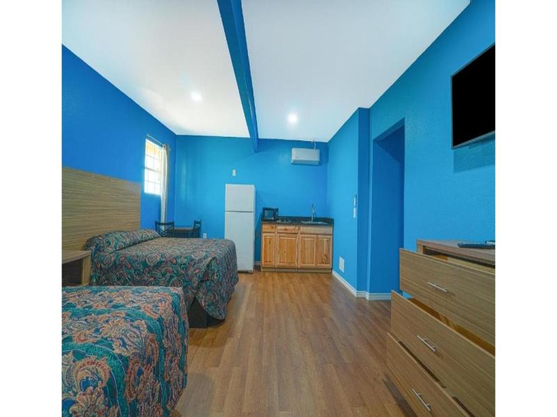 QUADRUPLE TWO QUEEN BEDS NON SMOKING — photo 4