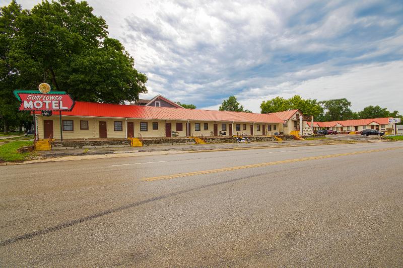 Sunflower Motel Hiawatha By Oyo image