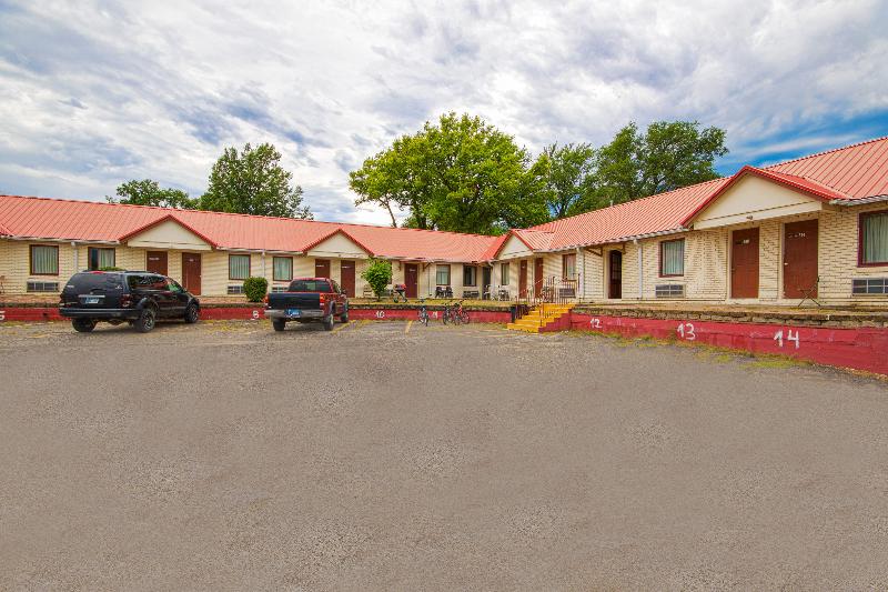 Sunflower Motel Hiawatha By Oyo image