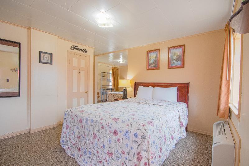 Sunflower Motel Hiawatha By Oyo image
