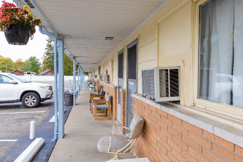 Parkside Motel By Oyo Meadville Conneaut Lake image