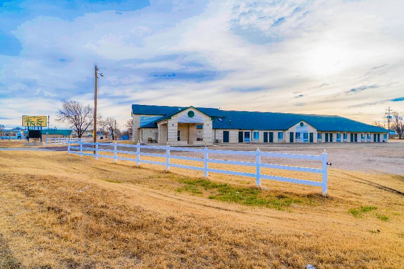 Hometown Inn By Oyo Texhoma, Ok image