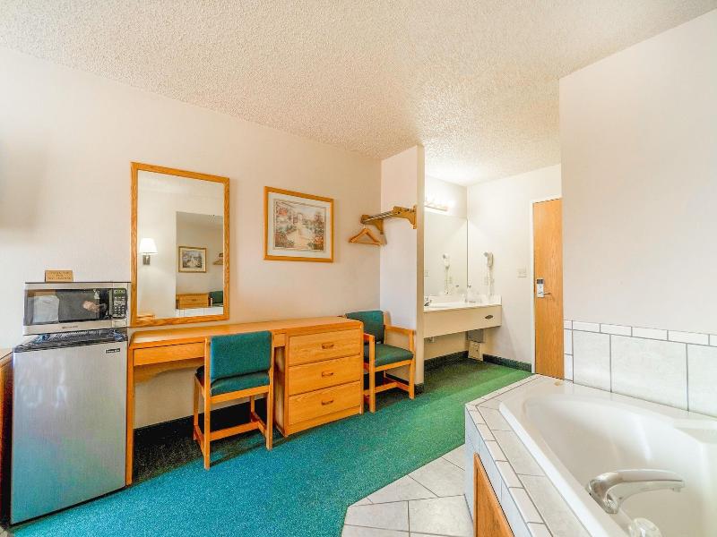 Hometown Inn By Oyo Texhoma, Ok image