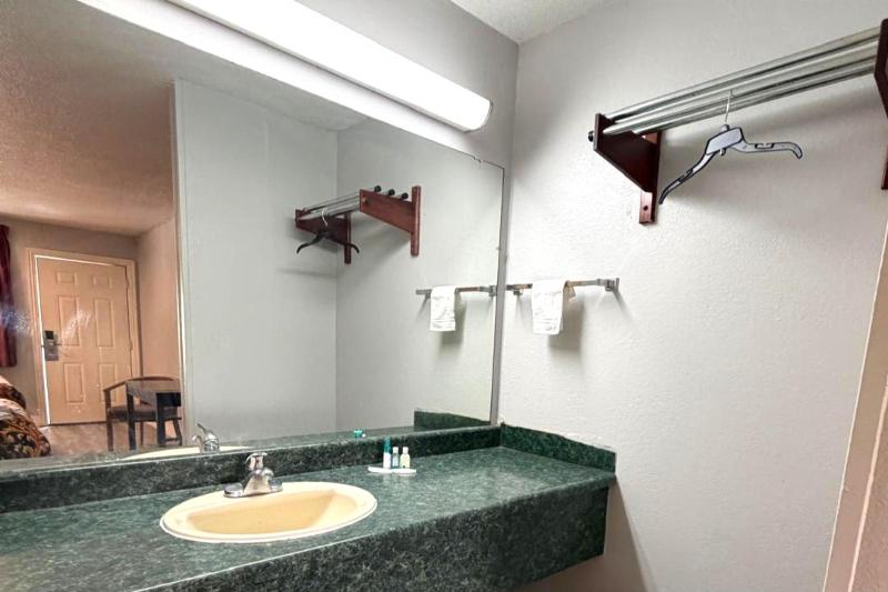 Regency Inn By Oyo Three Rivers image