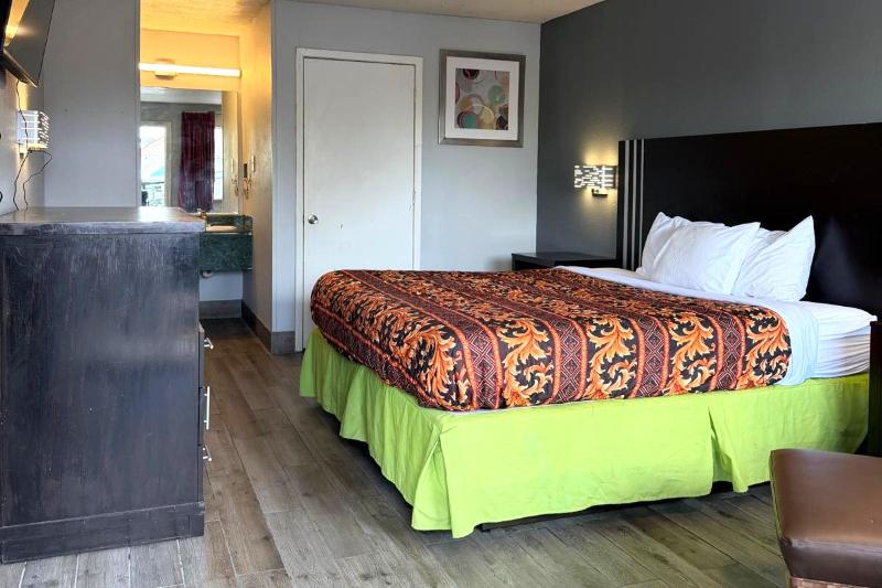 Regency Inn By Oyo Three Rivers image