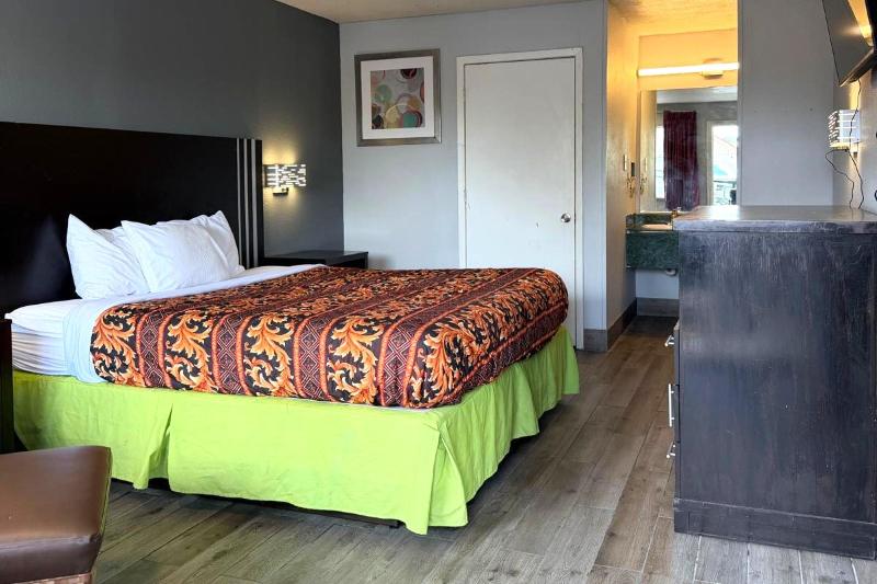 Regency Inn By Oyo Three Rivers image