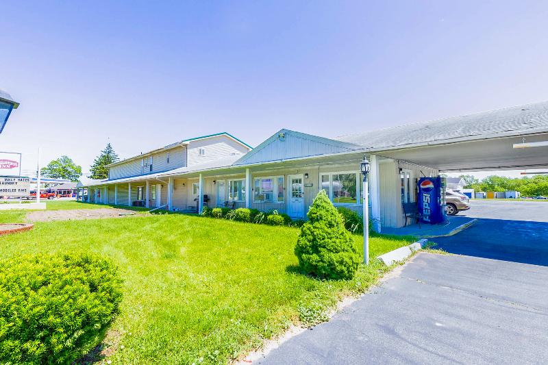 Country Hearth Inn & Suites By OYO Sturgis image