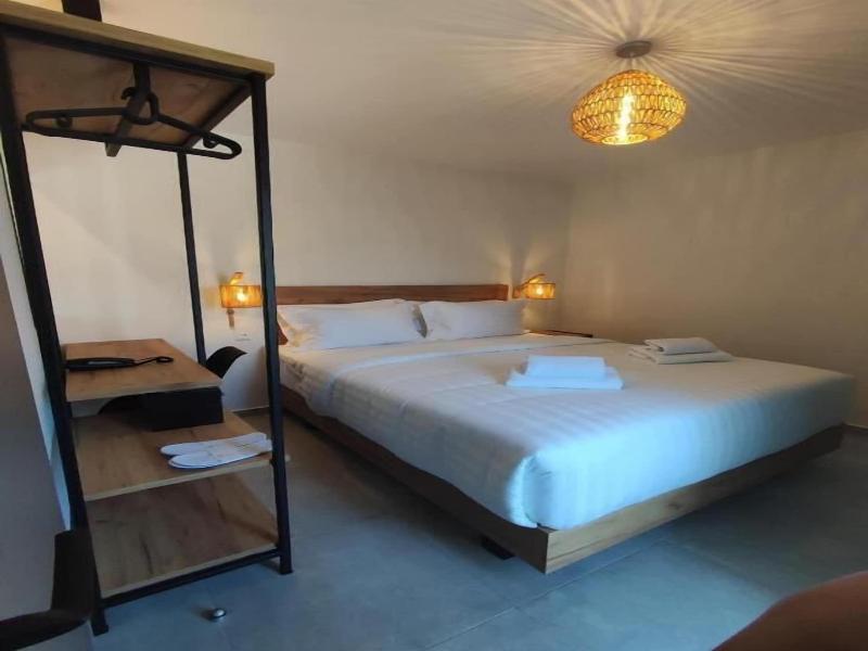 Niso Skiathos image