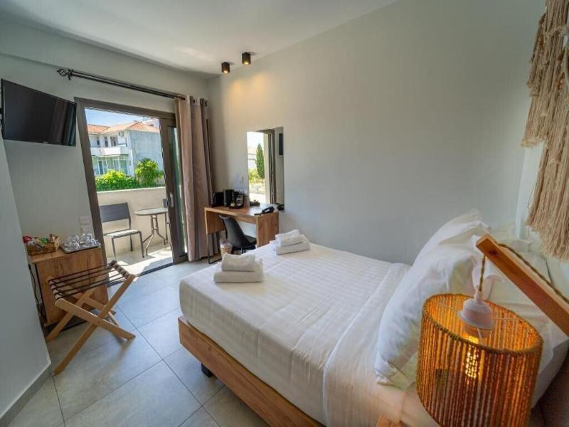 Niso Skiathos image