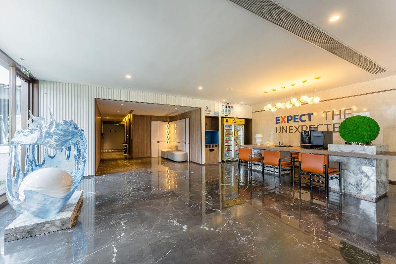 Lobby & Reception