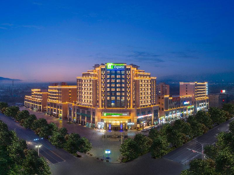 Holiday Inn Express Turpan image
