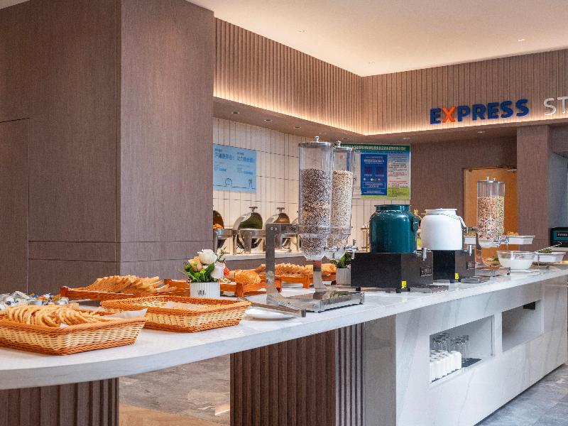 Holiday Inn Express Turpan image