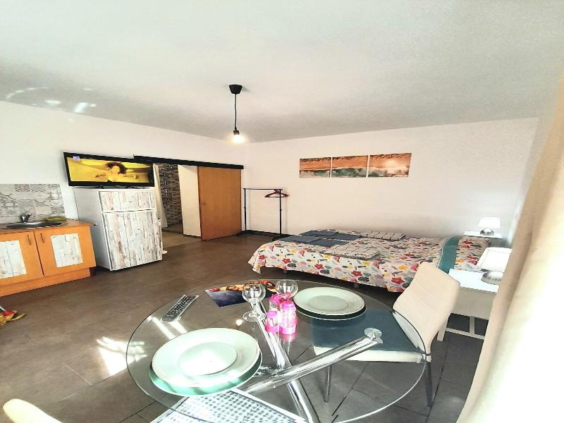 Tropicana Holiday Apartments image