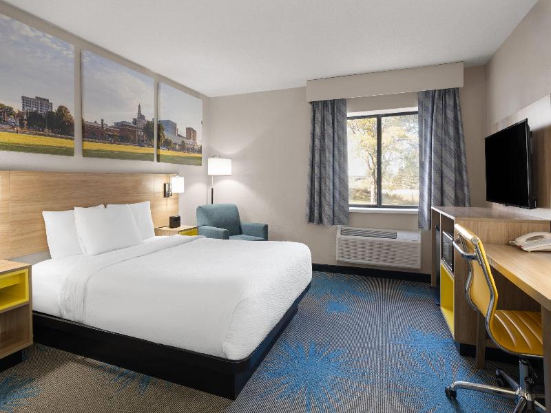 Days Inn By Wyndham Davenport image