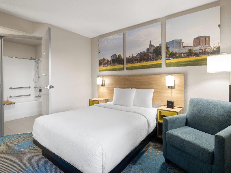 Days Inn By Wyndham Davenport image