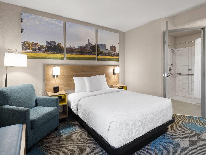 Days Inn By Wyndham Davenport image