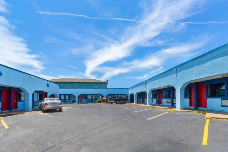 Econo Lodge image