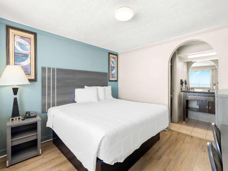 Econo Lodge image