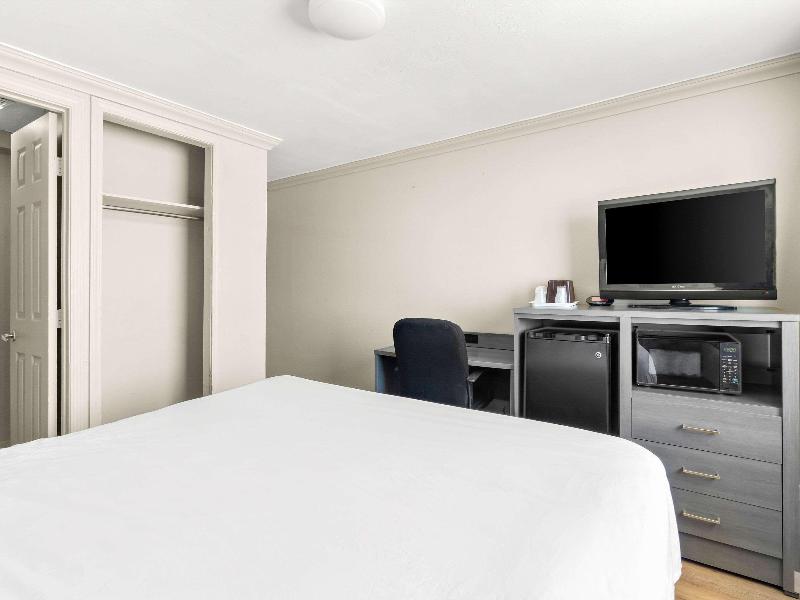 Econo Lodge image