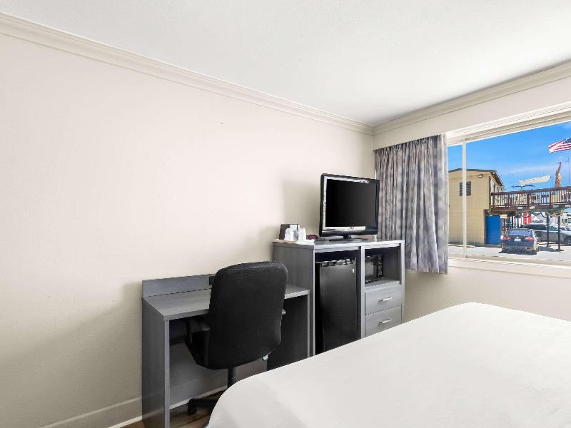 Econo Lodge image