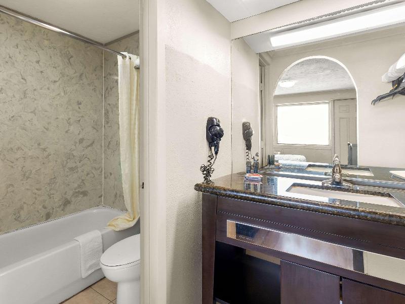 Econo Lodge image