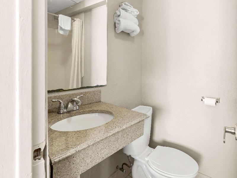 Econo Lodge image