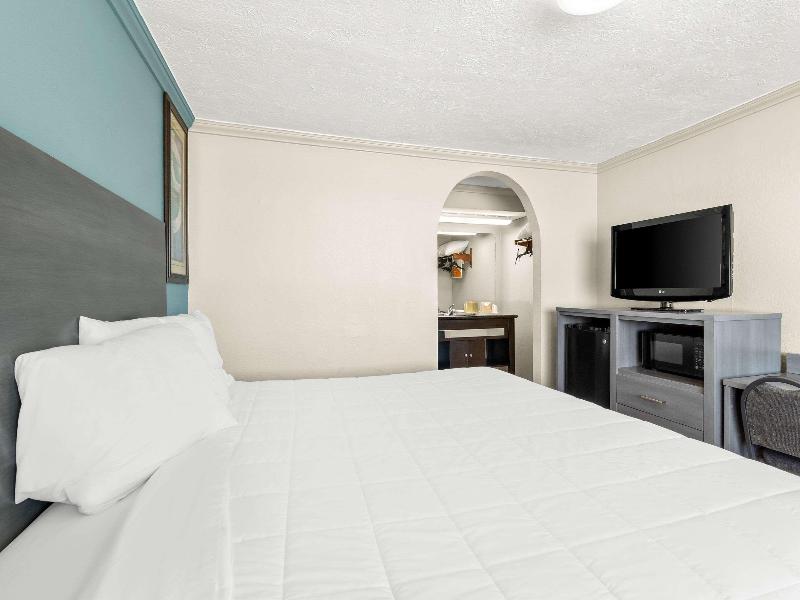 Econo Lodge image